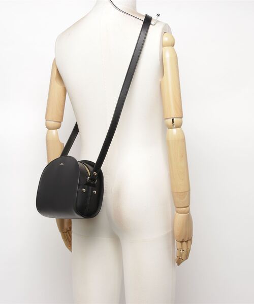 A.P.C.（アーペーセー）の「アーペーセー ドゥミ リュンヌ ショルダーバッグ A.P.C. Demi-Lune BAG（ショルダーバッグ・レディース・ブラック/ダークネイビー/ブラウン系/グレー系その他/ベージュ・FREE）」の7枚目の写真