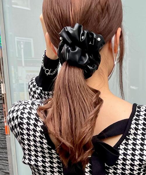 INGNI（イング）の「合皮シュシュ（シュシュ・レディース・ブラウン/モカ/ブラック系その他/ブラック・ONE SIZE）」の2枚目の写真