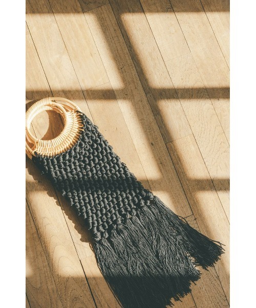 CLANE(クラネ)の「FRINGE BRAID BAMBOO BAG(かごバッグ・レディース・グレー/キャメル・FREE)」の2枚目の写真