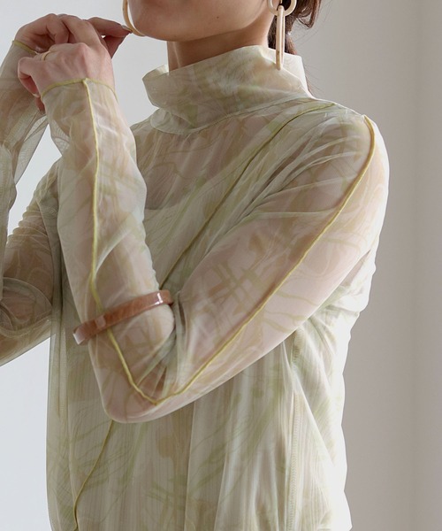 HER CLOSET（ハークローゼット）の「【shemoshelly】前後2WAYオリジナル柄ハイネックシアートップス（Tシャツ/カットソー・レディース・ブラウン/グリーン/アイボリー・M）」の3枚目の写真