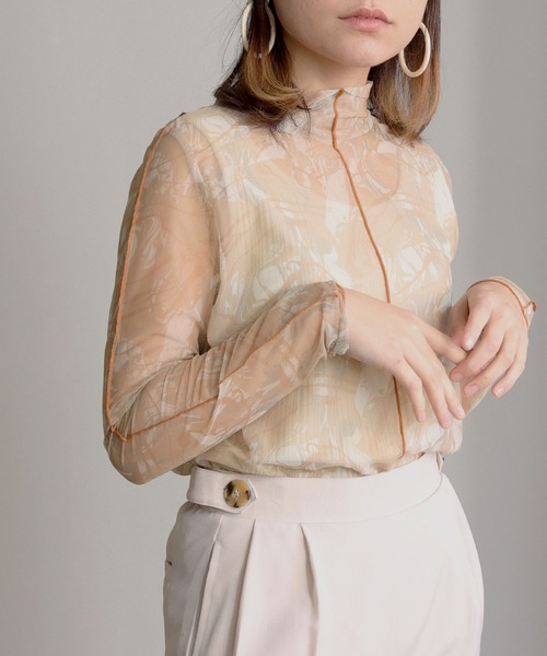 HER CLOSET（ハークローゼット）の「【shemoshelly】前後2WAYオリジナル柄ハイネックシアートップス（Tシャツ/カットソー・レディース・ブラウン/グリーン/アイボリー・M）」の11枚目の写真