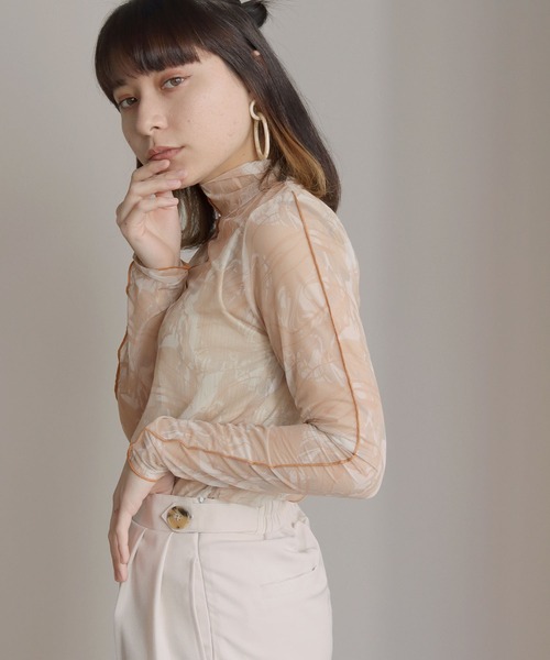 HER CLOSET（ハークローゼット）の「【shemoshelly】前後2WAYオリジナル柄ハイネックシアートップス（Tシャツ/カットソー・レディース・ブラウン/グリーン/アイボリー・M）」の12枚目の写真