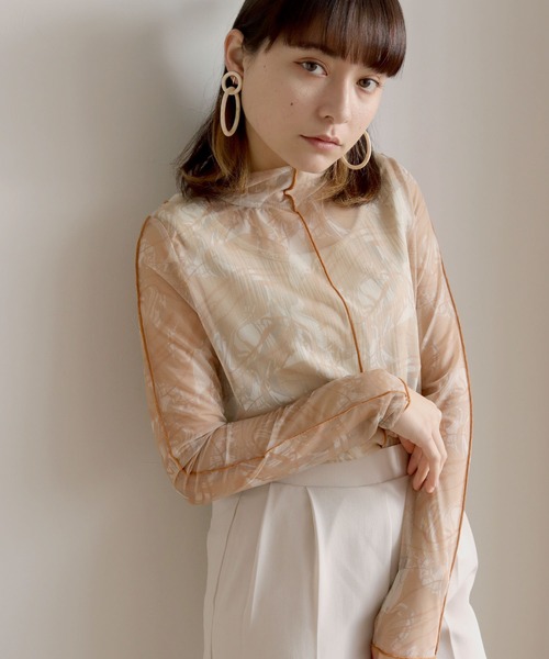 HER CLOSET（ハークローゼット）の「【shemoshelly】前後2WAYオリジナル柄ハイネックシアートップス（Tシャツ/カットソー・レディース・ブラウン/グリーン/アイボリー・M）」の14枚目の写真