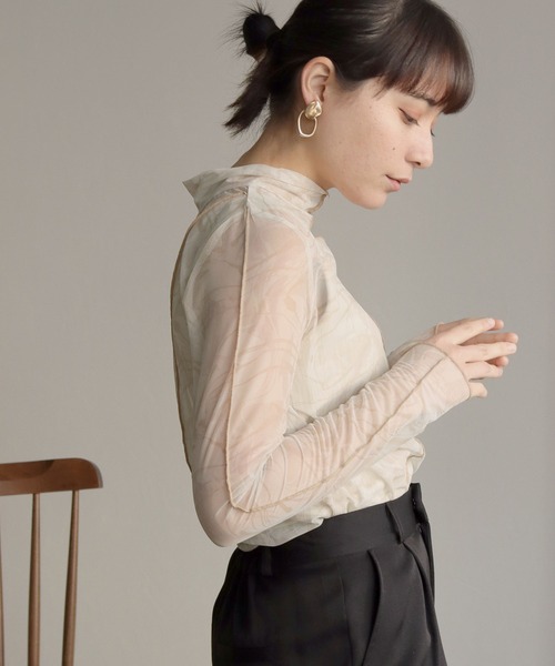 HER CLOSET（ハークローゼット）の「【shemoshelly】前後2WAYオリジナル柄ハイネックシアートップス（Tシャツ/カットソー・レディース・ブラウン/グリーン/アイボリー・M）」の7枚目の写真