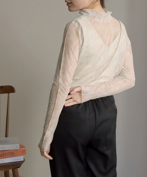 HER CLOSET（ハークローゼット）の「【shemoshelly】前後2WAYオリジナル柄ハイネックシアートップス（Tシャツ/カットソー・レディース・ブラウン/グリーン/アイボリー・M）」の8枚目の写真