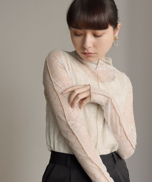 HER CLOSET（ハークローゼット）の「【shemoshelly】前後2WAYオリジナル柄ハイネックシアートップス（Tシャツ/カットソー・レディース・ブラウン/グリーン/アイボリー・M）」の9枚目の写真