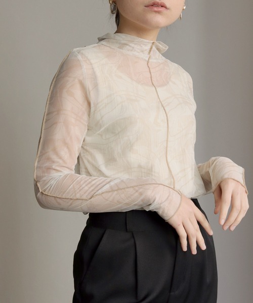 HER CLOSET（ハークローゼット）の「【shemoshelly】前後2WAYオリジナル柄ハイネックシアートップス（Tシャツ/カットソー・レディース・ブラウン/グリーン/アイボリー・M）」の6枚目の写真