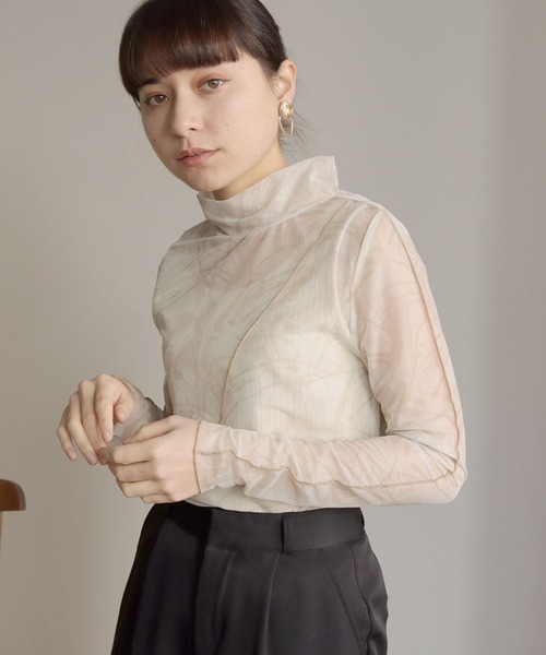 HER CLOSET（ハークローゼット）の「【shemoshelly】前後2WAYオリジナル柄ハイネックシアートップス（Tシャツ/カットソー・レディース・ブラウン/グリーン/アイボリー・M）」の4枚目の写真