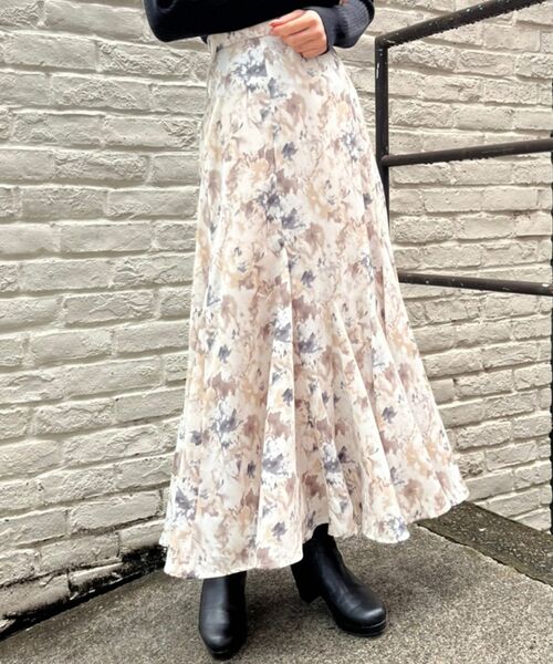 MAJESTIC LEGON(マジェスティックレゴン)の「アンニュイフラワーマーメイドスカート(スカート・レディース・ベージュ系その他2/イエロー系その他・MEDIUM)」の4枚目の写真
