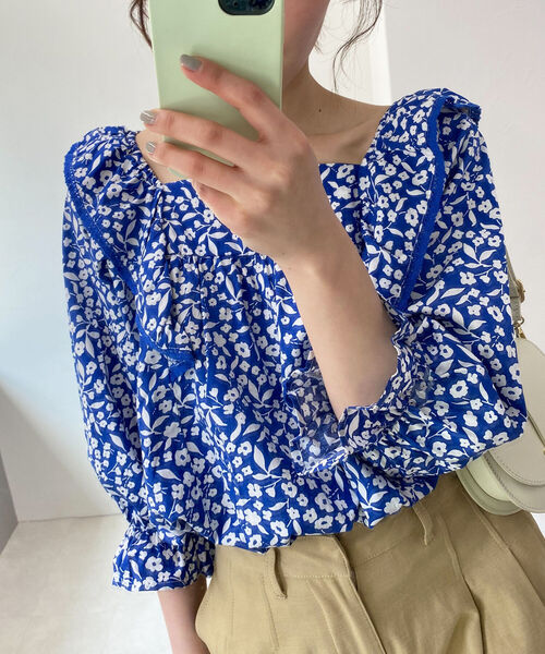 fredy emue（フレディエミュ）の「スクエアフリル花柄ブラウス（シャツ/ブラウス・レディース・ホワイト系その他4/ブラック系その他3/グリーン系その他3/ブルー系その他3・38）」の4枚目の写真