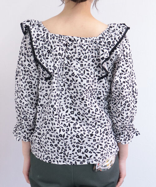 fredy emue（フレディエミュ）の「スクエアフリル花柄ブラウス（シャツ/ブラウス・レディース・ホワイト系その他4/ブラック系その他3/グリーン系その他3/ブルー系その他3・38）」の8枚目の写真