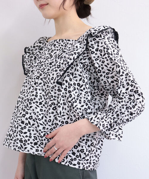 fredy emue（フレディエミュ）の「スクエアフリル花柄ブラウス（シャツ/ブラウス・レディース・ホワイト系その他4/ブラック系その他3/グリーン系その他3/ブルー系その他3・38）」の6枚目の写真