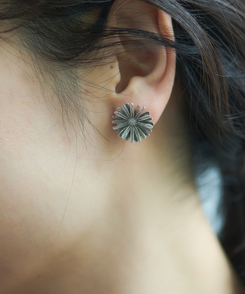 PHILIPPE AUDIBERT（フィリップ オーディベール）の「＜ZOZO限定＞【PHILIPPE AUDIBERT】DAISY ピアス（ピアス（両耳用）・レディース・シルバー・FREE）」の3枚目の写真