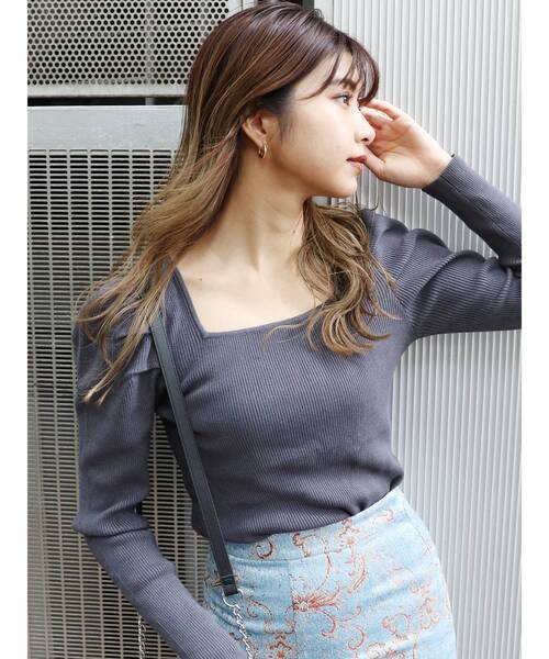 MURUA（ムルーア）の「スクエアネックパフショルダーニット（ニット/セーター・レディース・ブラック/ピンク/ブルー/アイボリー/ダークグレー・FREE）」の3枚目の写真