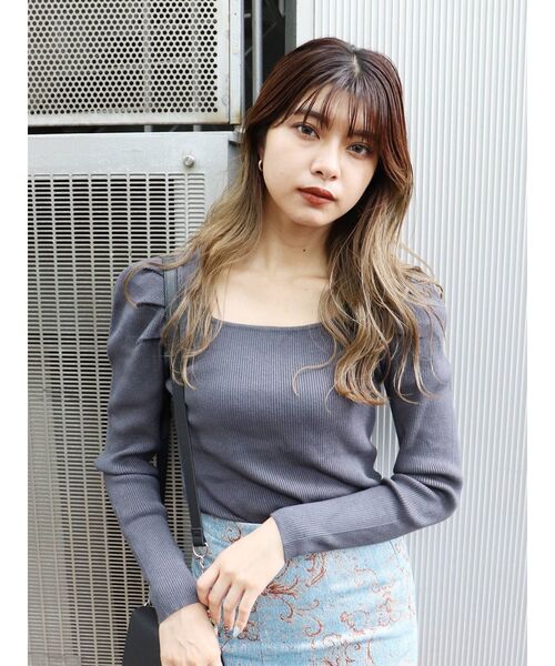 MURUA（ムルーア）の「スクエアネックパフショルダーニット（ニット/セーター・レディース・ブラック/ピンク/ブルー/アイボリー/ダークグレー・FREE）」の18枚目の写真