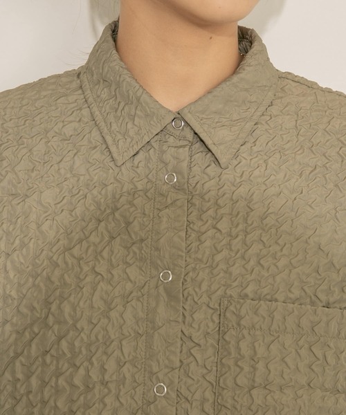 KBF(ケイビーエフ)の「フクレジャガードシャツ(シャツ/ブラウス・レディース・ブラック/カーキ/アイボリー・ONE)」の12枚目の写真