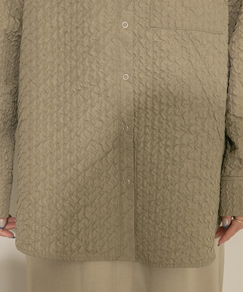 KBF(ケイビーエフ)の「フクレジャガードシャツ(シャツ/ブラウス・レディース・ブラック/カーキ/アイボリー・ONE)」の8枚目の写真