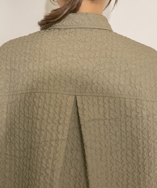 KBF(ケイビーエフ)の「フクレジャガードシャツ(シャツ/ブラウス・レディース・ブラック/カーキ/アイボリー・ONE)」の17枚目の写真