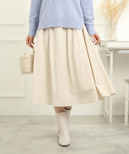 couture brooch（クチュールブローチ）の「◆【冬から春へ、シーズンレスに使える】マットタフタタックスカート（スカート・レディース・オフホワイト/ブラック/パープル系4/ダークグリーン・38/40/42）」の2枚目の写真