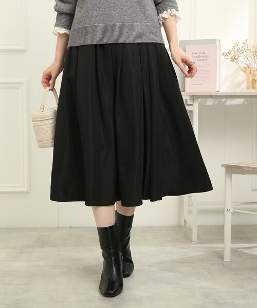 couture brooch（クチュールブローチ）の「◆【冬から春へ、シーズンレスに使える】マットタフタタックスカート（スカート・レディース・オフホワイト/ブラック/パープル系4/ダークグリーン・38/40/42）」の3枚目の写真