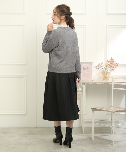 couture brooch（クチュールブローチ）の「◆【冬から春へ、シーズンレスに使える】マットタフタタックスカート（スカート・レディース・オフホワイト/ブラック/パープル系4/ダークグリーン・38/40/42）」の13枚目の写真