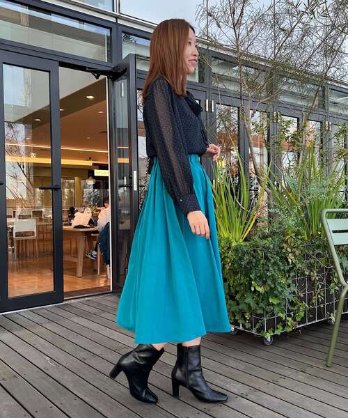 couture brooch（クチュールブローチ）の「◆【冬から春へ、シーズンレスに使える】マットタフタタックスカート（スカート・レディース・オフホワイト/ブラック/パープル系4/ダークグリーン・38/40/42）」の11枚目の写真