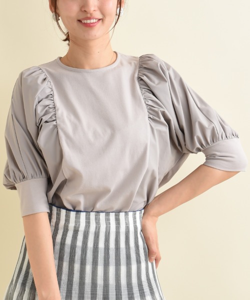 INTERPLANET(インタープラネット)の「異素材ボリューム袖プルオーバー(Tシャツ/カットソー・レディース・ブラック/グレイッシュベージュ/オフホワイト・FREE)」の1枚目の写真