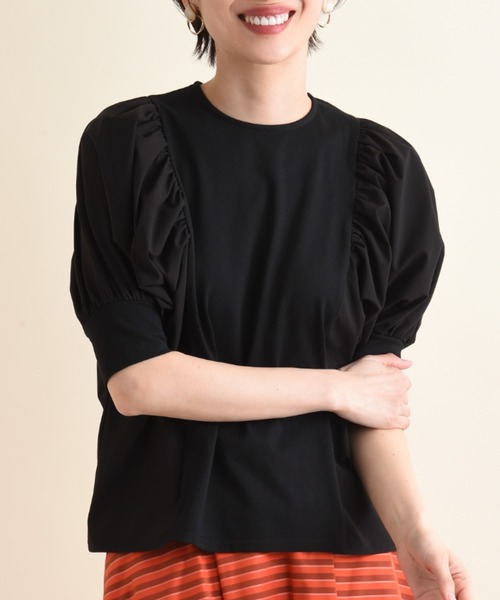 INTERPLANET(インタープラネット)の「異素材ボリューム袖プルオーバー(Tシャツ/カットソー・レディース・ブラック/グレイッシュベージュ/オフホワイト・FREE)」の4枚目の写真
