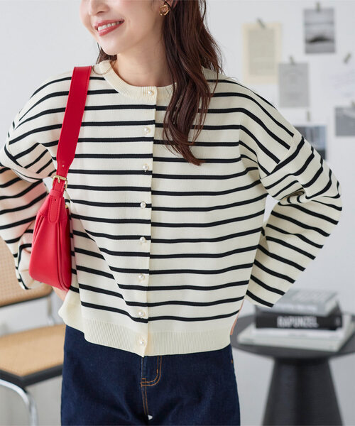 KOBE LETTUCE(コウベレタス)の「パールボタン毛玉レスニットカーディガン(カーディガン/ボレロ・レディース・オフホワイト/ネイビー/ラベンダー/ホワイト×ブラック/ホワイト系その他/ネイビー系/サーモンピンク/パープル/ホワイト系・FREE)」の4枚目の写真