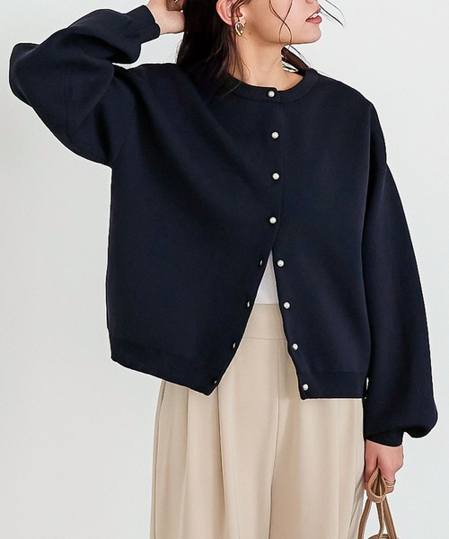 KOBE LETTUCE(コウベレタス)の「パールボタン毛玉レスニットカーディガン(カーディガン/ボレロ・レディース・オフホワイト/ネイビー/ラベンダー/ホワイト×ブラック/ホワイト系その他/ネイビー系/サーモンピンク/パープル/ホワイト系・FREE)」の6枚目の写真