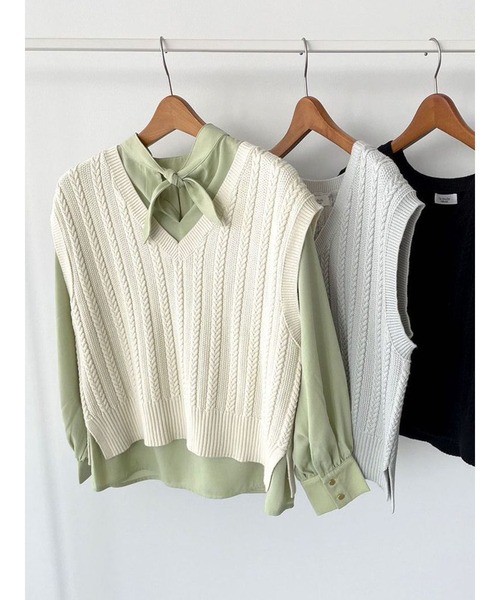 Te chichi TERRASSE（テチチテラス）の「ケーブルVネックベスト（ベスト・レディース・オフホワイト/グレー/ブラック・ﾌﾘ-）」の2枚目の写真