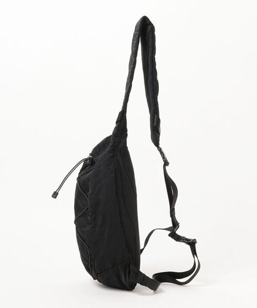 C.P. COMPANY(シーピーカンパニー)の「C.P. Company / NYLON B CROSSBODY RUCKSACK(ショルダーバッグ・メンズ・ブラック・ONE SIZE)」の2枚目の写真