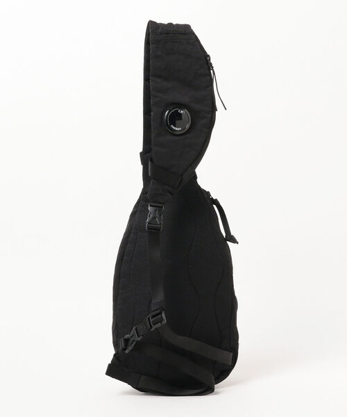 C.P. COMPANY(シーピーカンパニー)の「C.P. Company / NYLON B CROSSBODY RUCKSACK(ショルダーバッグ・メンズ・ブラック・ONE SIZE)」の3枚目の写真