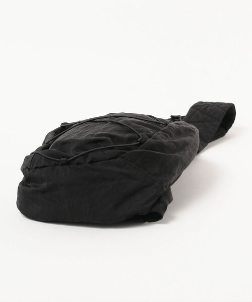 C.P. COMPANY(シーピーカンパニー)の「C.P. Company / NYLON B CROSSBODY RUCKSACK(ショルダーバッグ・メンズ・ブラック・ONE SIZE)」の4枚目の写真