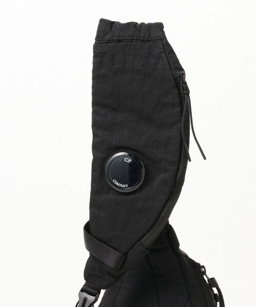 C.P. COMPANY(シーピーカンパニー)の「C.P. Company / NYLON B CROSSBODY RUCKSACK(ショルダーバッグ・メンズ・ブラック・ONE SIZE)」の5枚目の写真
