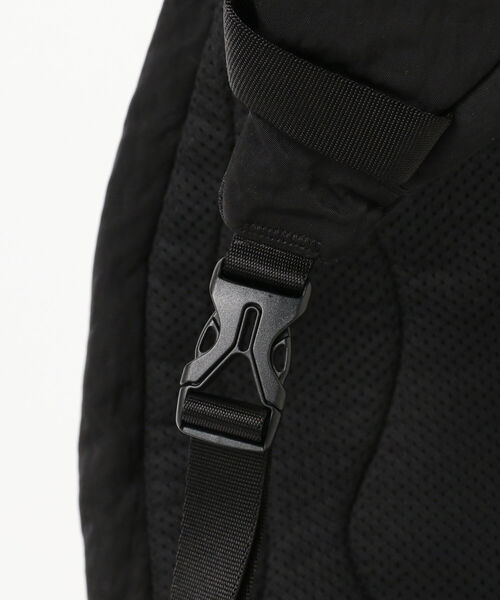 C.P. COMPANY(シーピーカンパニー)の「C.P. Company / NYLON B CROSSBODY RUCKSACK(ショルダーバッグ・メンズ・ブラック・ONE SIZE)」の8枚目の写真