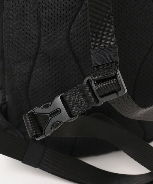 C.P. COMPANY(シーピーカンパニー)の「C.P. Company / NYLON B CROSSBODY RUCKSACK(ショルダーバッグ・メンズ・ブラック・ONE SIZE)」の7枚目の写真