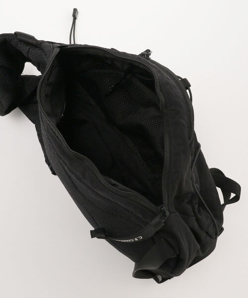 C.P. COMPANY(シーピーカンパニー)の「C.P. Company / NYLON B CROSSBODY RUCKSACK(ショルダーバッグ・メンズ・ブラック・ONE SIZE)」の6枚目の写真