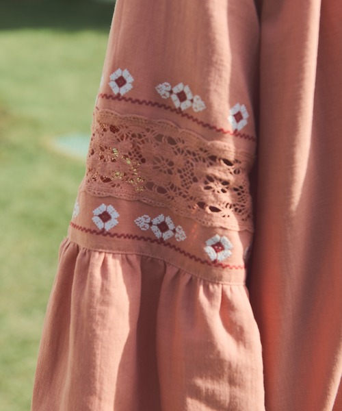 Crisp（クリスプ）の「クロスステッチ刺繍ワンピース（ワンピース・レディース・アイボリー/ピンク・FREE）」の9枚目の写真