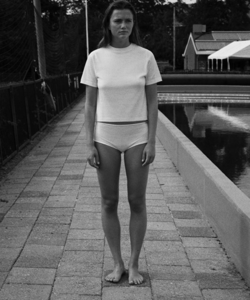 extreme cashmere（エクストリーム　カシミヤ）の「n°267 tina（Tシャツ/カットソー・レディース・チャコールグレー・ONE SIZE）」の10枚目の写真