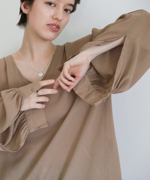 select MOCA(セレクトモカ)の「オープンスリーブデザインシフォンブラウス(シャツ/ブラウス・レディース・グレイッシュベージュ/アイボリー/ブラック・FREE)」の7枚目の写真