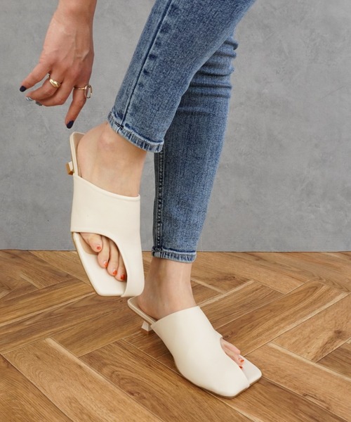 Fabby fabby（ファビィーファビィー）の「サムトングスクエアピンヒールサンダル（サンダル・レディース・オフホワイト/ベージュ/ブラック・MEDIUM/LARGE/SMALL）」の2枚目の写真