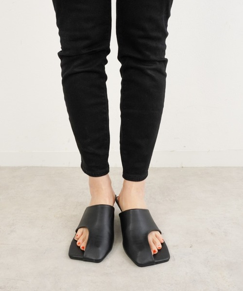 Fabby fabby（ファビィーファビィー）の「サムトングスクエアピンヒールサンダル（サンダル・レディース・オフホワイト/ベージュ/ブラック・MEDIUM/LARGE/SMALL）」の11枚目の写真