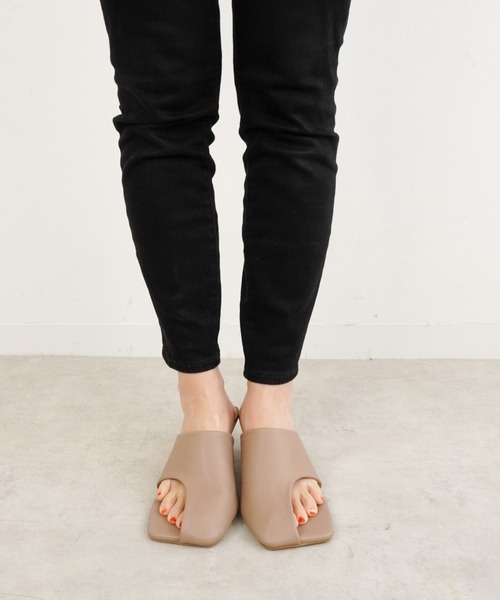 Fabby fabby（ファビィーファビィー）の「サムトングスクエアピンヒールサンダル（サンダル・レディース・オフホワイト/ベージュ/ブラック・MEDIUM/LARGE/SMALL）」の18枚目の写真