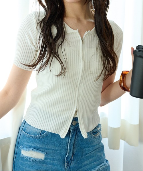 ECRIRE（エクリール）の「コンパクトなシルエット。Wジップ半袖ニットトップス。（ニット/セーター・レディース・ホワイト/ブラック/ブルー・フリー）」の2枚目の写真