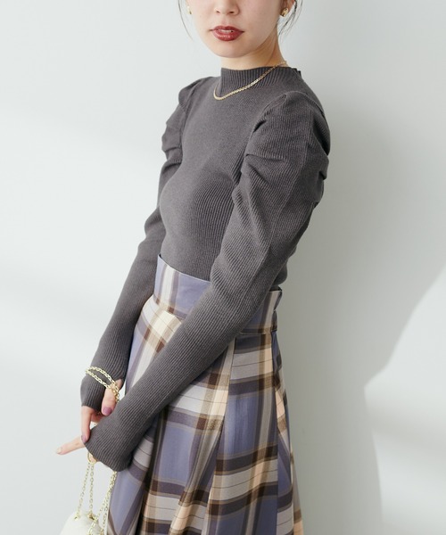 natural couture（ナチュラルクチュール）の「WEB限定 / ジゴスリーブもちもちリブニット（ニット/セーター・レディース・チャコールグレー/オフホワイト/ブラック/ピンクベージュ・FREE）」の5枚目の写真