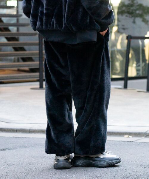 UNIIT（ユニット）の「【UNIIT/ユニット】エコファー　イージーパンツ ふわふわ もこもこ フェイクファー 防寒　セットアップ対応（その他パンツ・メンズ・ブラック/チャコールグレー・SMALL/MEDIUM/LARGE/X-LARGE）」の15枚目の写真