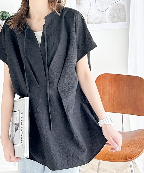 大人の上品さをプラス。前後2wayカシュクールサッカー素材半袖ブラウス