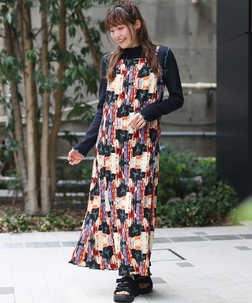 チチカカ（チチカカ）の「アートペイントプリーツワンピース（ワンピース・レディース・ホワイト/ブラック・FREE）」の4枚目の写真