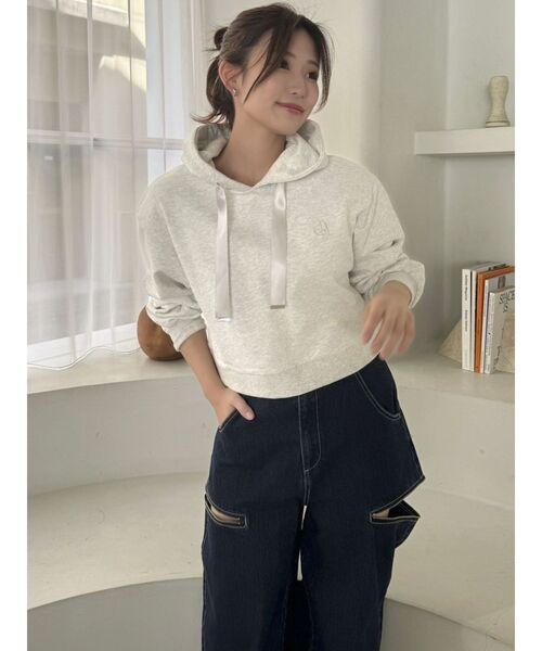 dazzlin(ダズリン)の「【CALNAMURコラボ】ロゴショートフーディ(パーカー・レディース・グレー/ベージュ/イエロー・FREE)」の6枚目の写真